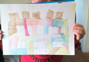 Chłopiec narysował dom